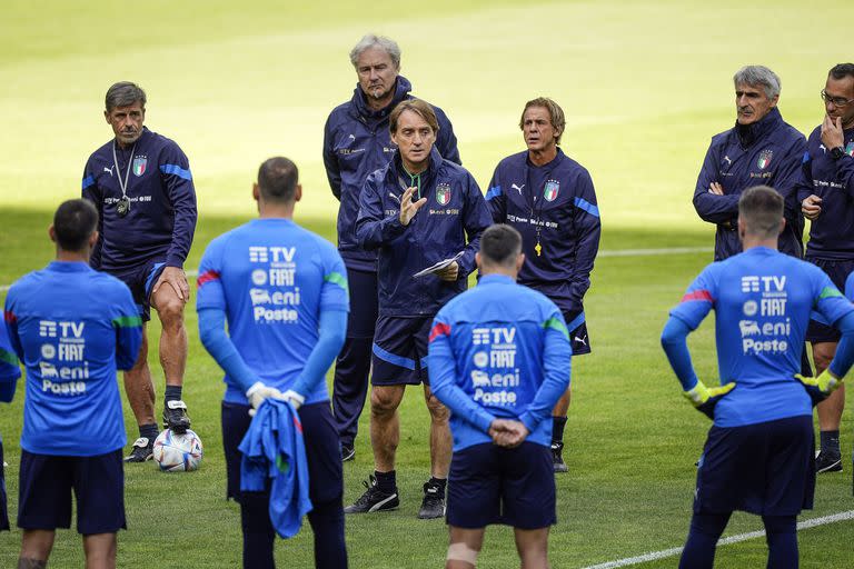 ARCHIVIO - El seleccionador de Italia Roberto Mancini charla con sus jugadores durante un entrenamiento en 
Moenchengladbach, Alenania, el 13 de junio de 2023. (AP Foto/Martin Meissner)