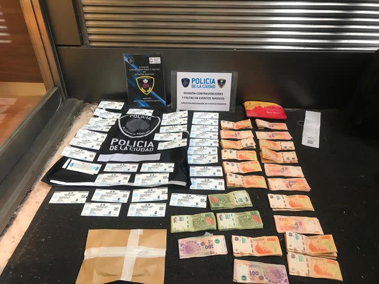 Las entradas y el dinero secuestrado a un hombre que quiso hacer ingresar al Monumental a un contingente de 35 personas