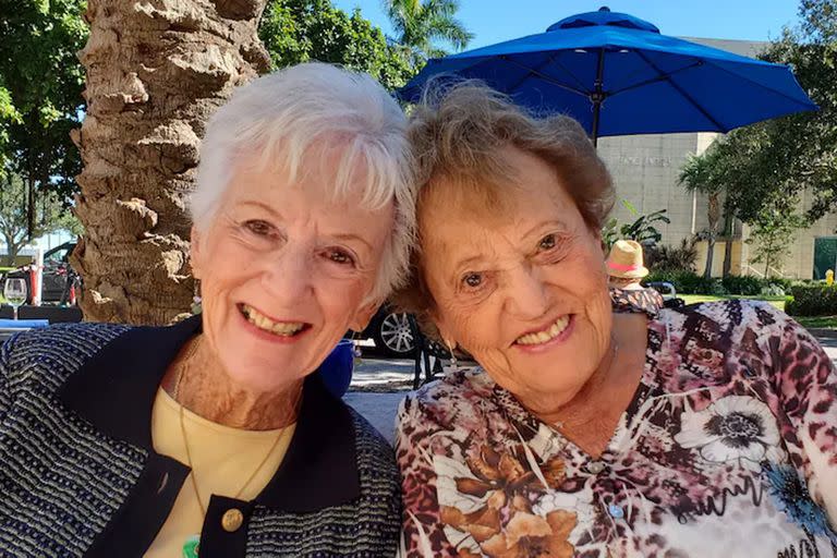 Betty Grebenschikoff, derecha, 91, y Ana María Wahrenberg, 91, en un hotel en St. Petersburg, Florida. Las mujeres, que eran mejores amigas de la infancia en Berlín antes del Holocausto, no se habían visto desde 1939, cuando sus familias  se vieron obligadas a huir del país y los nazis