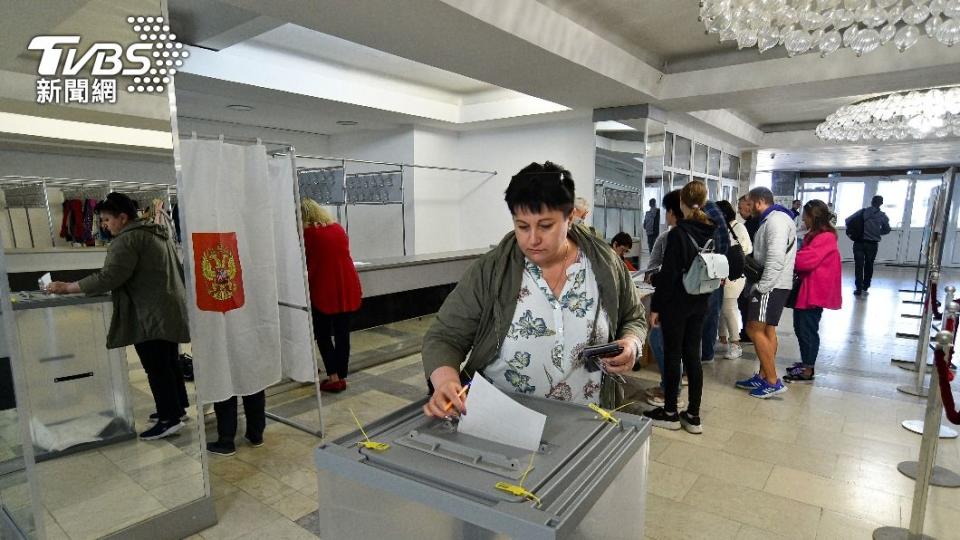 親俄的盧甘斯克自治區有民眾出門投票。（圖／達志影像美聯社）