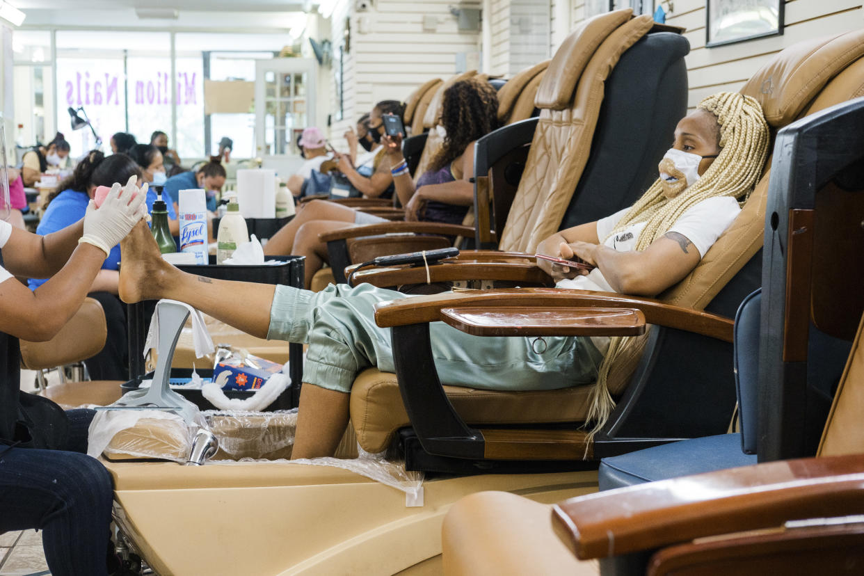 Stephanie Stevens se hace las uñas en Million Nails cuando la ciudad de Nueva York comienza la fase 3 de su reapertura, el 6 de julio de 2020. (Gabriela Bhaskar/The New York Times)