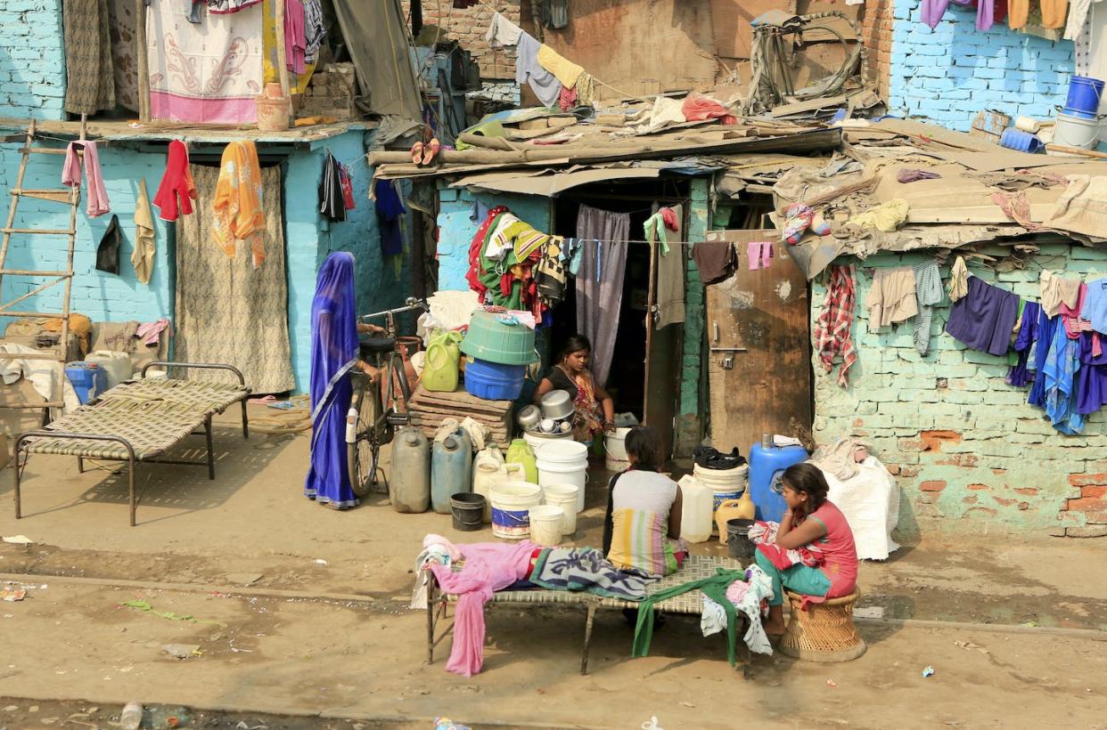 Jóvenes en un gueto de Delhi (India), una de las ciudades más habitadas del planeta. <a href="https://www.shutterstock.com/es/image-photo/delhiindia-november-132014-ghetto-slums-delhi-234568840" rel="nofollow noopener" target="_blank" data-ylk="slk:Yavuz Sariyildiz / Shutterstock;elm:context_link;itc:0;sec:content-canvas" class="link ">Yavuz Sariyildiz / Shutterstock</a>