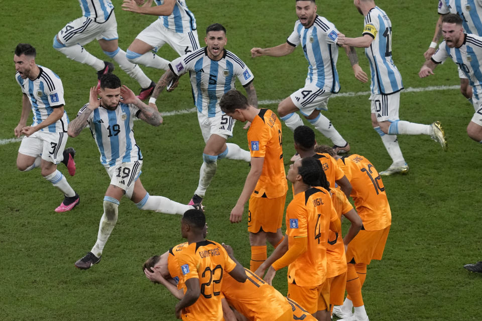 Los jugadores de Argentina celebran tras vencer a Holanda por penales en los cuartos de final del Mundial, el viernes 9 de diciembre de 2022, en Lusail, Qatar. (AP Foto/Thanassis Stavrakis)