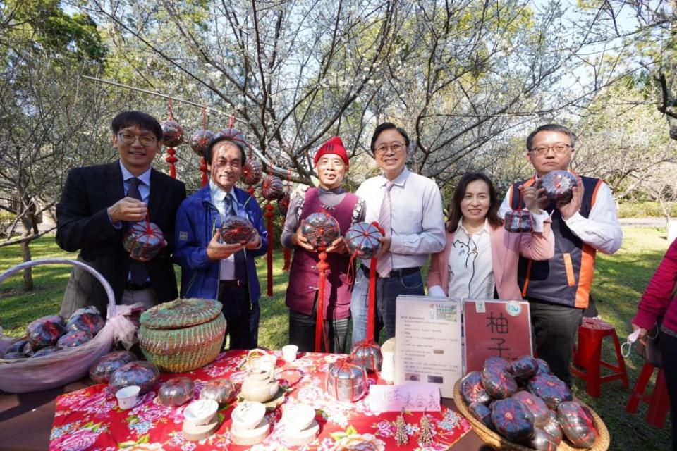 桃園市長張善政（右三）在小農市集中，行銷農特產品。（圖:桃園市觀旅局提供）