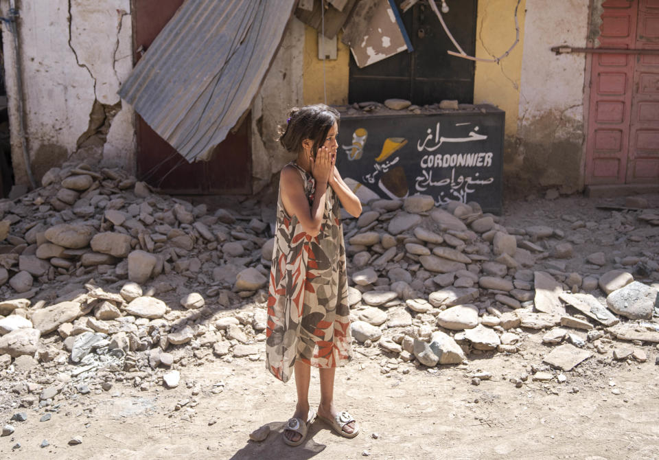 Una niña ve los daños causados por el reciente sismo en su localidad Amizmiz, el domingo 10 de septiembre de 2023, cerca de Marrakech, Marruecos. (AP Foto/Mosa'ab Elshamy)