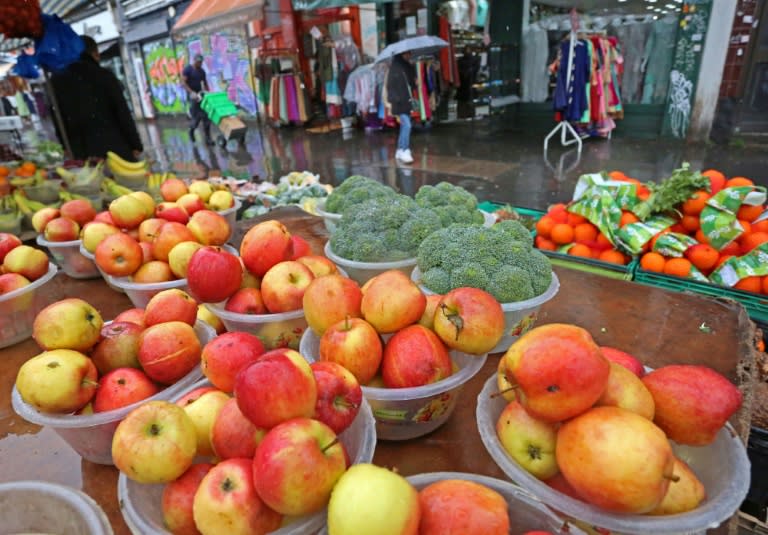 Fruits et légumes sur l'étal d'un marché dans un quartier de l'est de Londres, le 31 mars 2023 (Susannah Ireland)