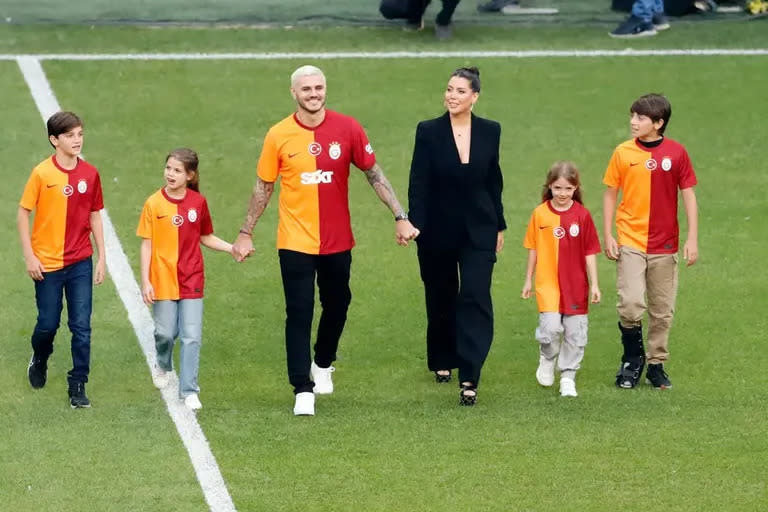 Icardi, Wanda y cuatro hijos de la familia ensamblada, durante la firma del nuevo contrato del delantero con Galatasaray