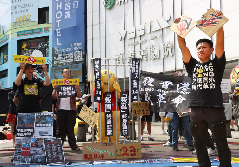 在台港人團體反對香港基本法23條立法行動（1） 香港基本法23條立法於23日正式生效，在台港人團體 下午在台北發起街站行動，表達反對基本法第23條立 法的立場，呼籲所有關注香港的朋友站出來。 中央社記者謝佳璋攝  113年3月23日 
