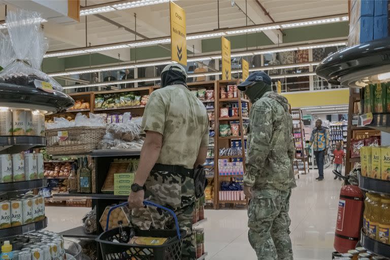 Mercenarios rusos compran en Bangui Mall, un lujoso supermercado utilizado principalmente por el personal de las embajadas y ONG en Bangui, la capital de la República Centroafricana. (Mauricio Lima/The New York Times)