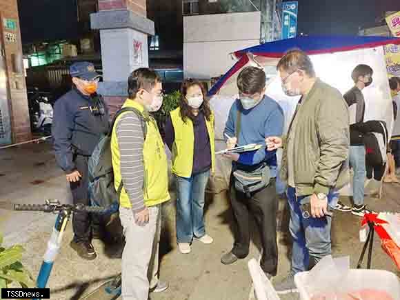 南市市場處長陳豪吉帶隊稽查未合法夜市，促進夜市合法化及維護消費者權益。（記者李嘉祥攝）