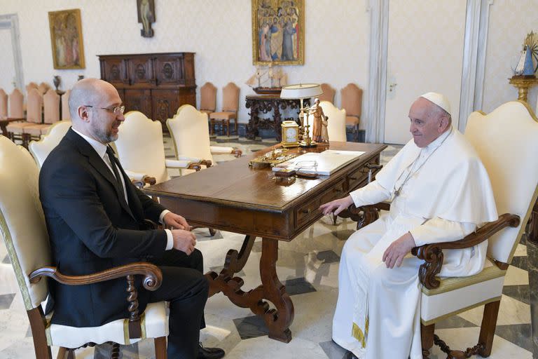 El papa Francisco recibió en el Vaticano al primer ministro de Ucrania, Denys Shmyhal. (Vatican Media via AP)