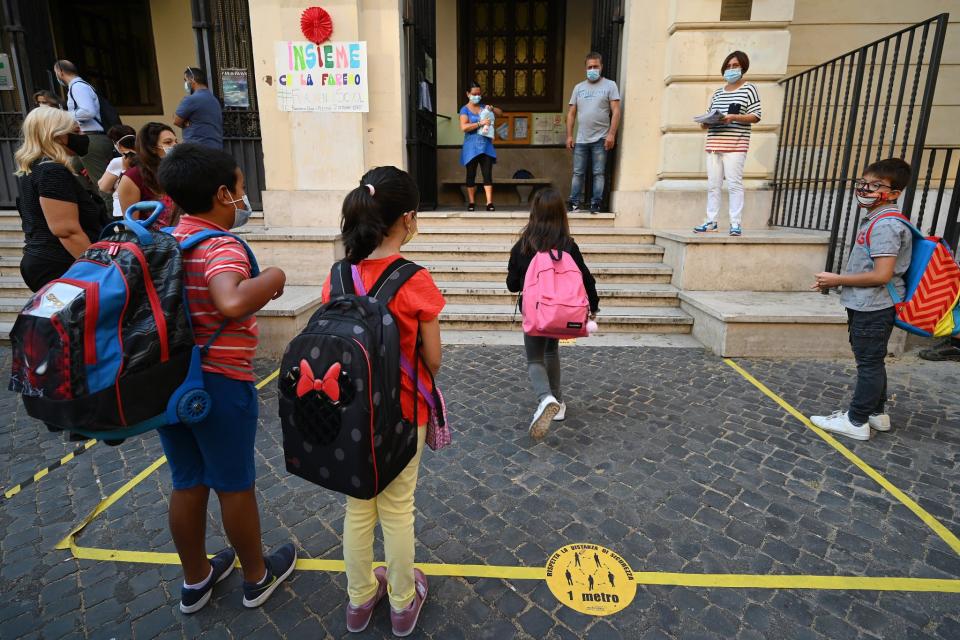 Quelque 5,6 millions d'élèves doivent ainsi reprendre le chemin de l'école dans 13 des 20 régions italiennes.
 - Vincenzo PINTO / AFP