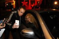 <p>Shakira aceptó tomarse selfies con sus fans. </p>