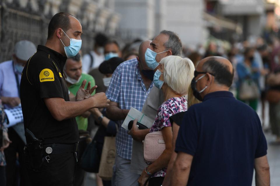 <p>Las esperas para poder entrar al edificio se han alargado hasta varias horas. (Foto: Pierre-Philippe Marcou / AFP / Getty Images).</p> 