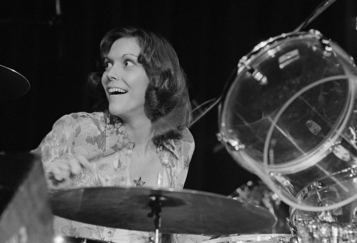 American singer and drummer Karen Carpenter (1950 - 1983), of pop duo The Carpenters, performing on a European tour, February 1974. (Photo by Michael Putland/Getty Images)