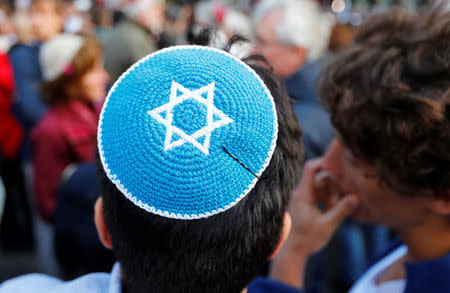 A man wears a kippa during a demonstration in front of a Jewish synagogue, to denounce an anti-Semitic attack on a young man wearing a kippa in the capital earlier this month, in Berlin, Germany, April 25, 2018. REUTERS/Fabrizio Bensch