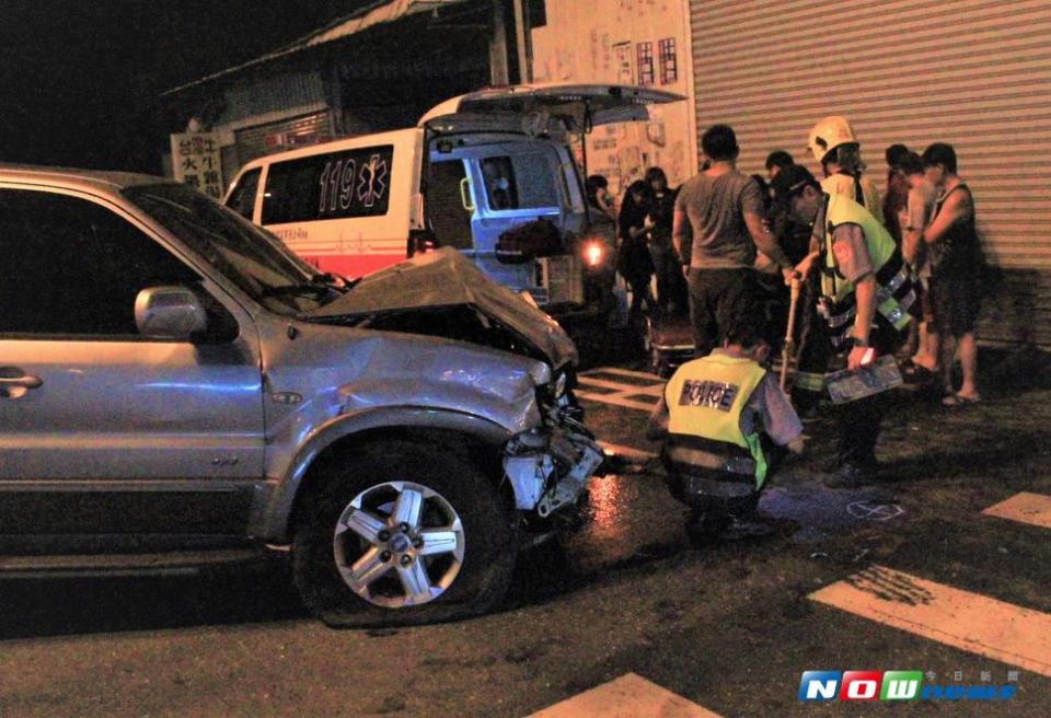 左為肇事楊女駕駛的銀色休旅車車頭嚴重凹陷，救護車緊急到場救護傷患。（圖／記者陳宗傑攝,2017.08.06）