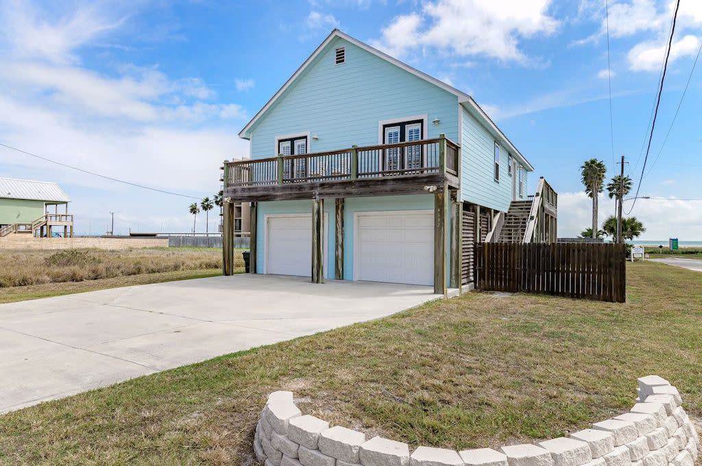 Gulf Breeze Beach House: More