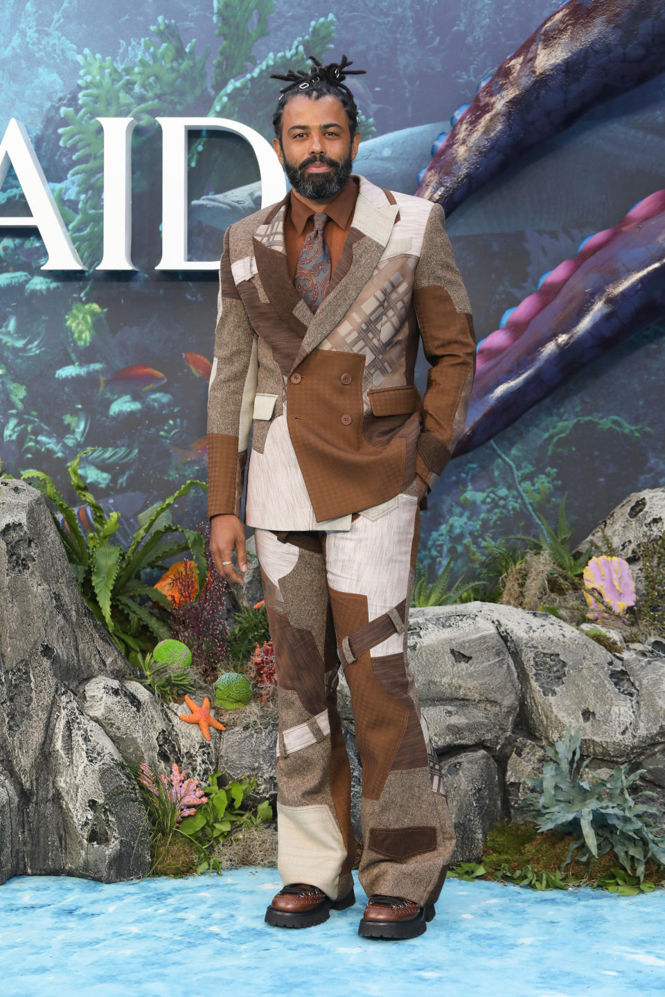 daveed diggs poses on a red carpet