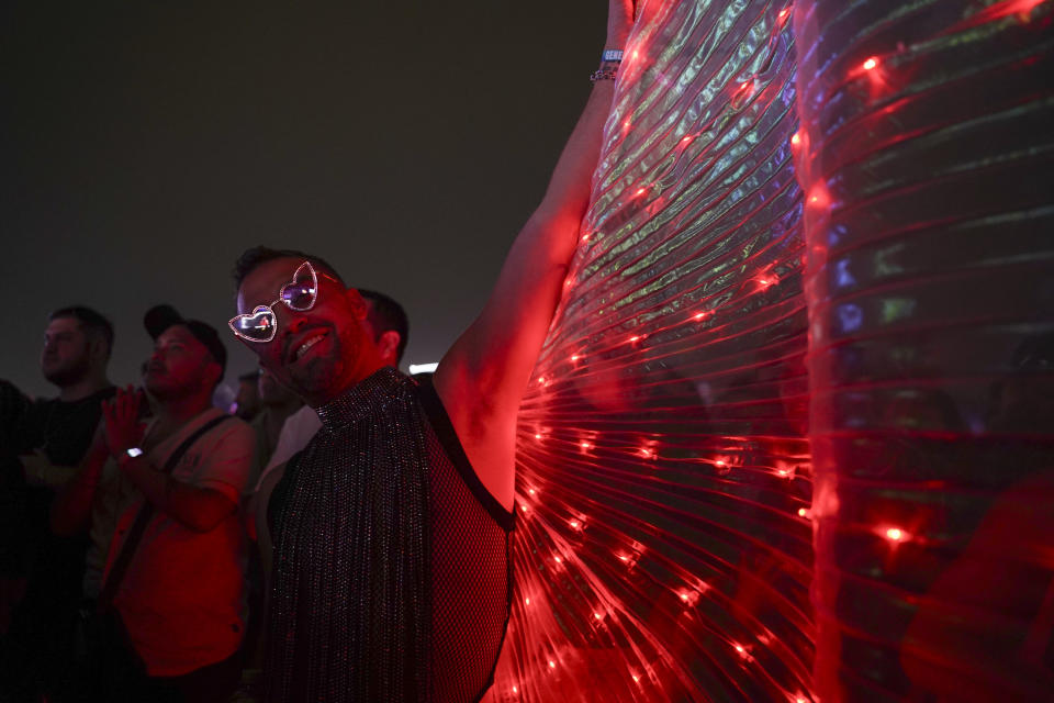 Un fan posa en el Festival Tecate Emblema en la Ciudad de México el sábado 18 de mayo de 2024. (Foto AP/Aurea Del Rosario)