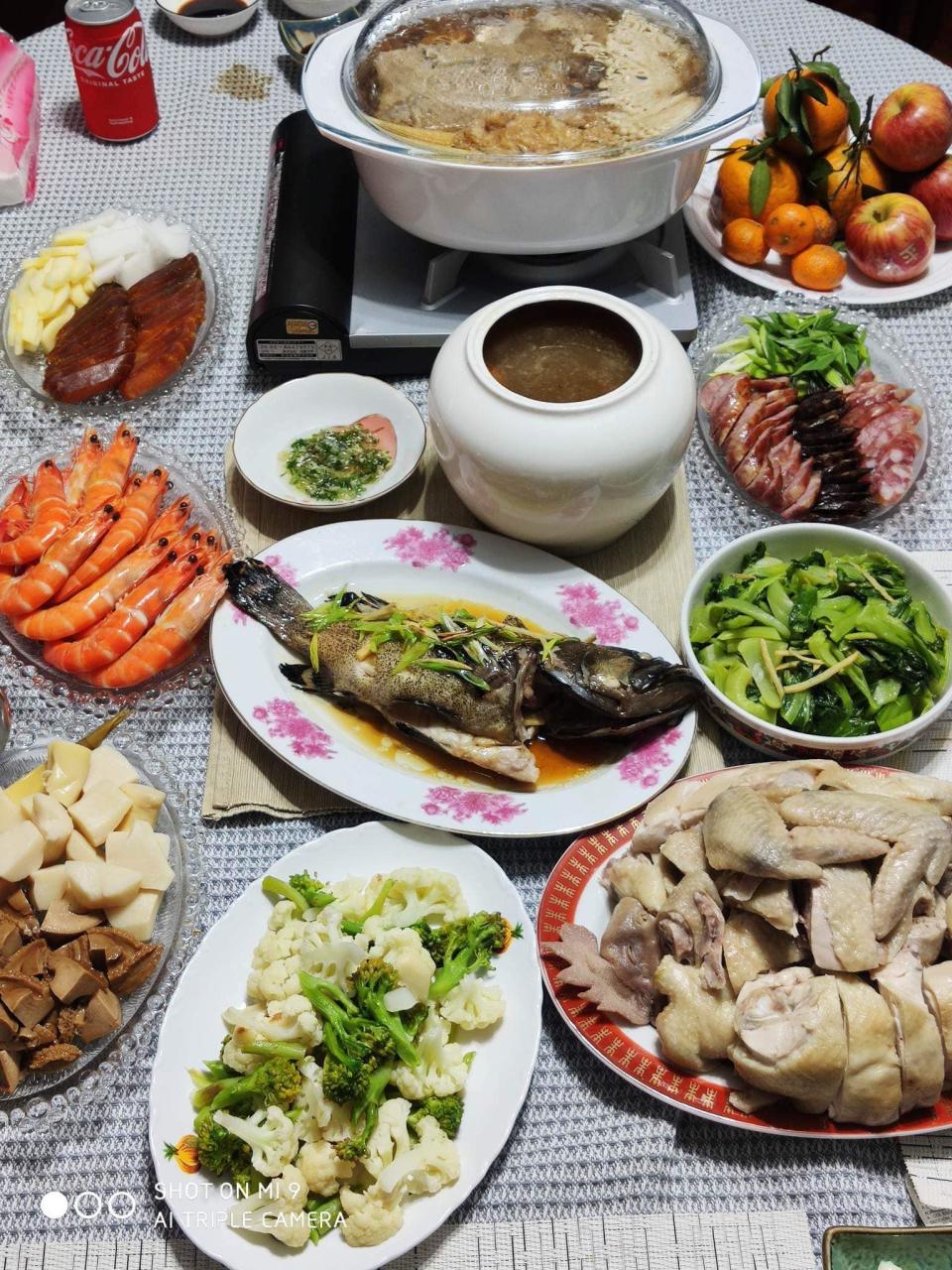 素珠在臉書上曬出一大桌澎派的年菜。（圖／翻攝自素珠臉書）