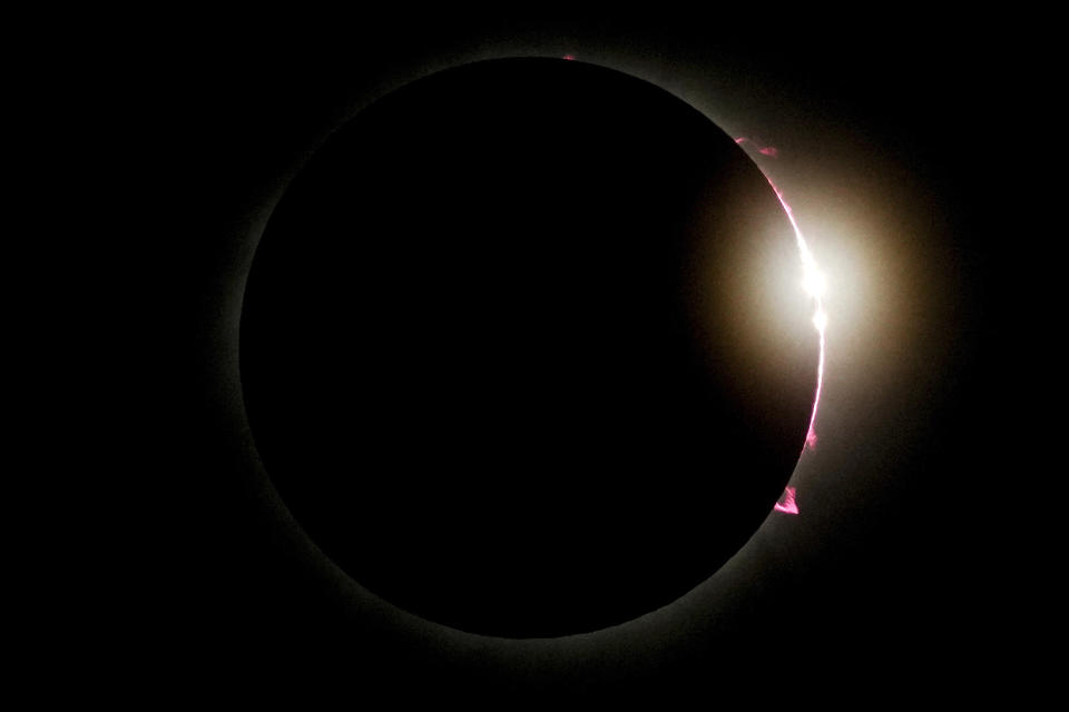 La Luna cubre parcialmente el Sol durante un eclipse total de sol visto desde Mazatlán, México, el 8 de abril de 2024. (AP Foto/Fernando Llano)