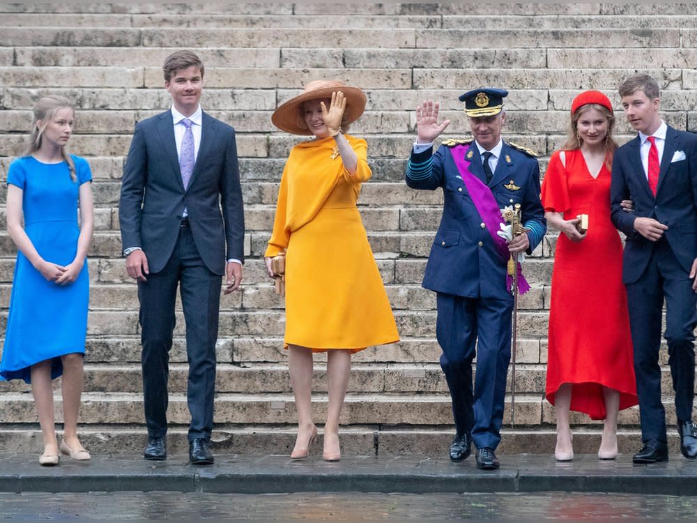 Königin Mathilde und König Philippe von Belgien (Mitte) in Brüssel mit ihren Kindern (von links) Prinzessin Eléonore, Prinz Gabriel, Prinzessin Elisabeth und Prinz Emmanuel. (Bild: imago/Belga)