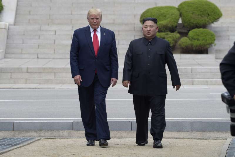 2019年6月30日，美國總統川普與北韓領導人金正恩在兩韓交界「非軍事區」（DMZ）板門店會面，川普成為第一位踏上北韓國土的現任美國總統（AP）