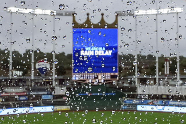 Royals defeat Dodgers after rain delay