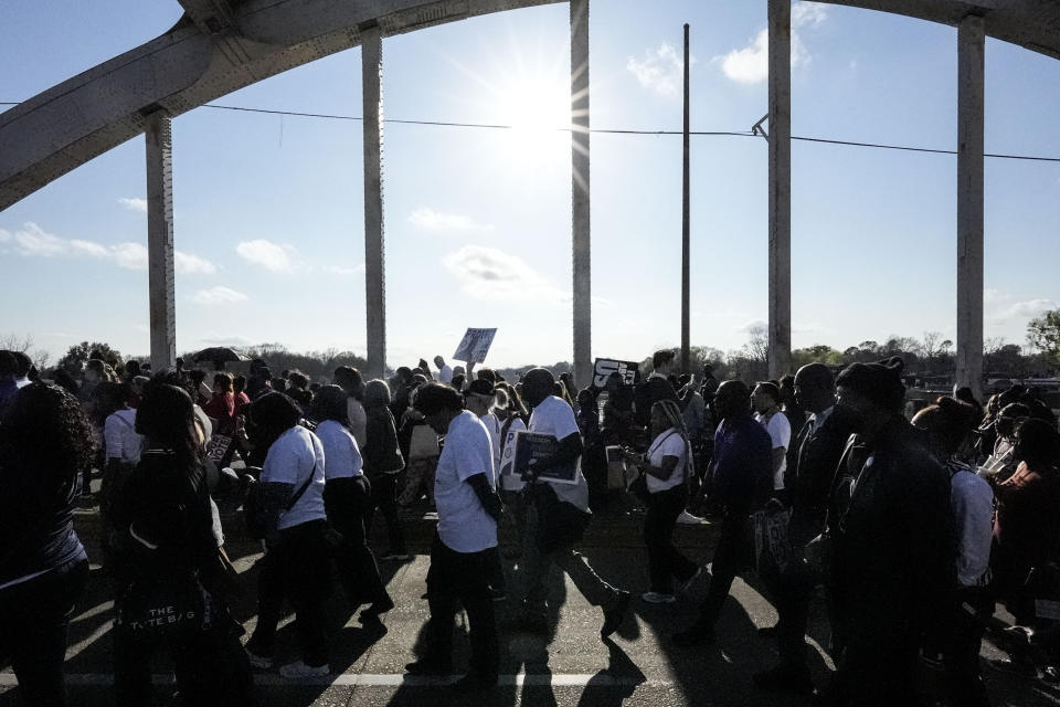 Cientos de personas cruzan el puente Edmund Pettus para conmemorar el 59no aniversario de la marcha del Domingo Sangriento de 1965 en pro del derecho al voto, el domingo 3 de marzo de 2024, en Selma, Alabama. (AP Foto/Mike Stewart)