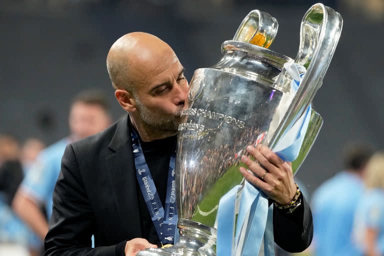 Pep Guardiola besa la Orejona, tercera Champions League en su carrera