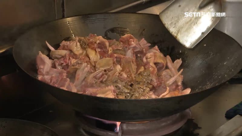 將鴨肉和生薑、麻油一起拌炒，冬天吃暖呼呼的薑母鴨最對味。