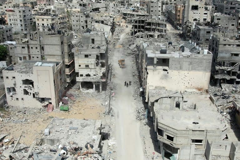 Imagen aérea de un buldócer que elimina escombros de edificios destruidos en Jan Yunis, en el sur de la Franja de Gaza, el 22 de abril de 2024 (-)
