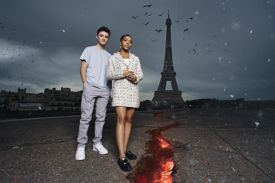 諾亞許納普（左）與普莉雅·弗格森（右）則在巴黎。（Netflix提供）