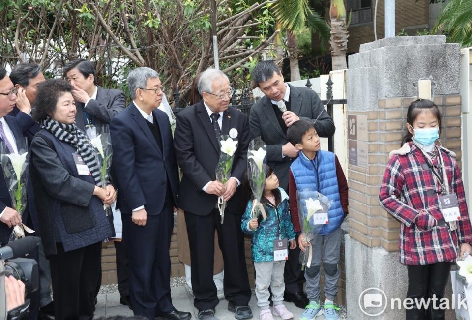 在解說員的帶領下，陳建仁院長和關心228事件的「臺灣史阿娘餵協會」所帶來的小朋友參觀三處不義遺址，現場也有出席貴賓獻上百合花紀念。   圖：張良一/攝