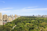 Los tres ventanales dan a un balcón que ofrece unas vistas impresionantes a Central Park. Y es que el edificio se encuentra justo al sur de este emblemático lugar, en la calle 57. (Foto: <a href="http://www.compass.com/listing/220-central-park-south-unit-28a-manhattan-ny-10019/359929949670368049/?origin_type=Listing%20Card" rel="nofollow noopener" target="_blank" data-ylk="slk:Compass;elm:context_link;itc:0;sec:content-canvas" class="link ">Compass</a>).