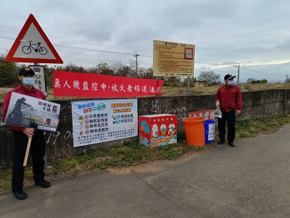 《圖說》消防局在墓區主要道路也會派駐消防水車，提供小水袋讓民眾撲滅餘燼備用防災。