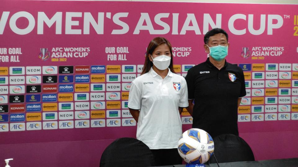 中華女足總教練越後和男(右)與丁旗(左)出席2022印度女子亞洲盃賽前記者會。(中華民國足球協會提供)