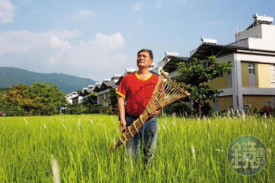 害怕安靜的徐大林，習慣以竹工藝打發時間，同時保留傳統。後方是他現居住的重建區日光小林。