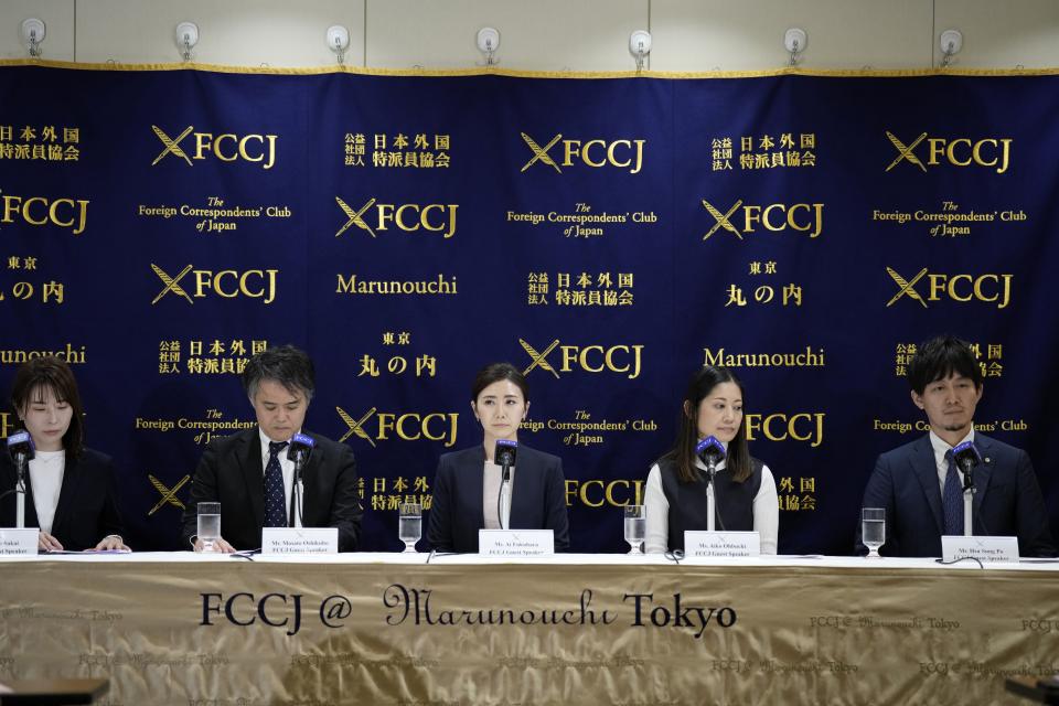 From left, Nao Sakai, Ai Fukuhara's Japanese attorney, Masato Ushikubo, Ai Fukuhara's Japanese attorney, former Japanese table tennis player and Olympic medallist Ai Fukuhara, Aiko Obuchi, Chiang Hung-chieh's Japanese attorney, and Hsu Sung Po, Chiang Hung-chieh's Taiwanese attorney attend a news conference about a child-custody agreement she forged with ex-husband Chiang Hung-chieh of Taiwan at the Foreign Correspondents' Club of Japan (FCCJ) Friday, March 15, 2024 in Tokyo. (AP Photo/Eugene Hoshiko)