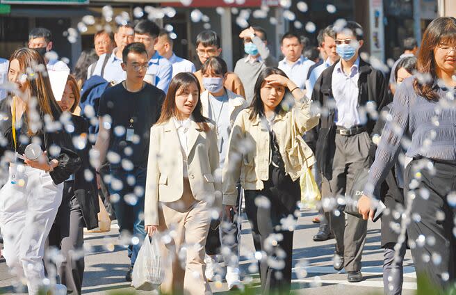 物價上漲、年關將近，1111人力銀行5日發布的「農曆年前轉職意向調查」，48%上班族有年前轉職計畫。圖為示意圖。（本報資料照片）