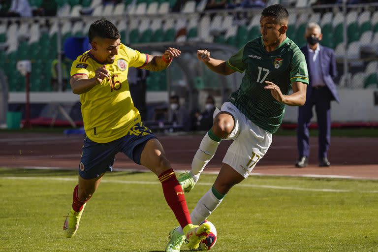 Colombia's Daniel Munoz (L) and Bolivia's Roberto Carlos Fernandez vie for the ball during their South American qualification football match for the FIFA World Cup Qatar 2022 at the Hernando Siles Olympic Stadium in La Paz on September 2, 2021. (Photo by Javier MAMANI / POOL / AFP)