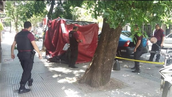 Efectivos de la policía y bomberos se encuentran trabajando en la puerta de la casa de Rocío. Foto: Captura Intrusos.