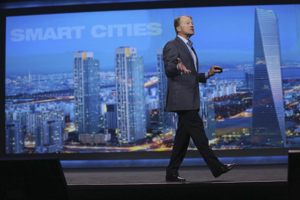 Cisco CEO John Chambers walks on the stage during his keynote speech at the annual Consumer Electronics Show (CES) in Las Vegas, Nevada January 7, 2014. REUTERS/Robert Galbraith (UNITED STATES - Tags: BUSINESS SCIENCE TECHNOLOGY)