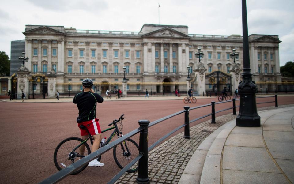 An internal memo lays bare the full implications of the coronavirus crisis for palace staff - Chris Ratcliffe/Bloomberg