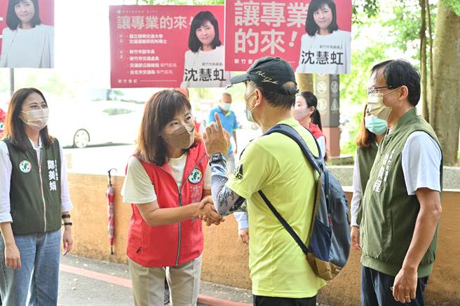 沈慧虹辭去副市長首日，今天正式投入選戰，一早先到城隍廟上香，再到十八尖山向晨運的民眾問好。（民進黨提供／陳育賢新竹傳真）