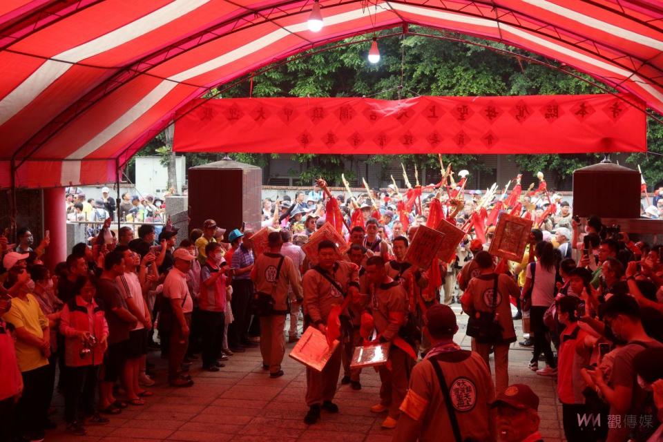 ▲北斗華嚴寺是大甲媽祖9天8夜繞境活動中，唯一會停駕的佛教寺，鑾轎駐駕萬頭攢動，信徒爭相趨前摸鑾駕祈求媽祖的賜福。（記者陳雅芳攝）