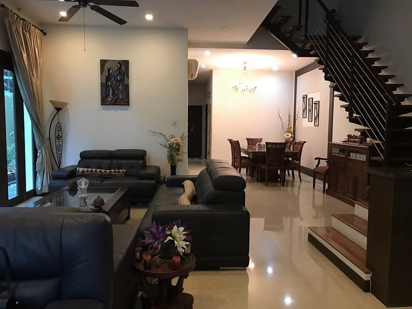 The house along Jalan Salang sits on a freehold land area of 2,860 sq ft with a built-up area of 4,327 sq ft