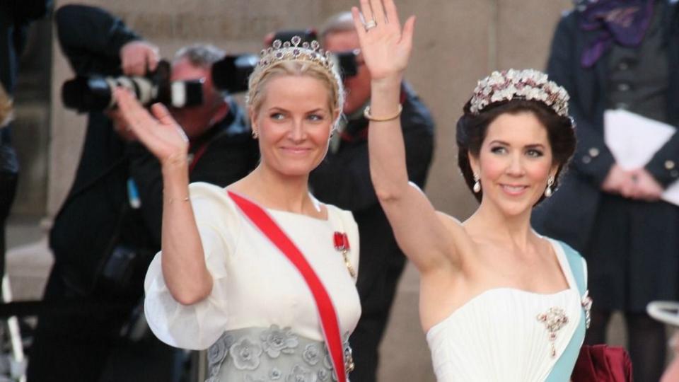 Kronprinzessin Mette-Marit von Norwegen mit Prinzessin Mary von Dänemark. Foto: Getty Images