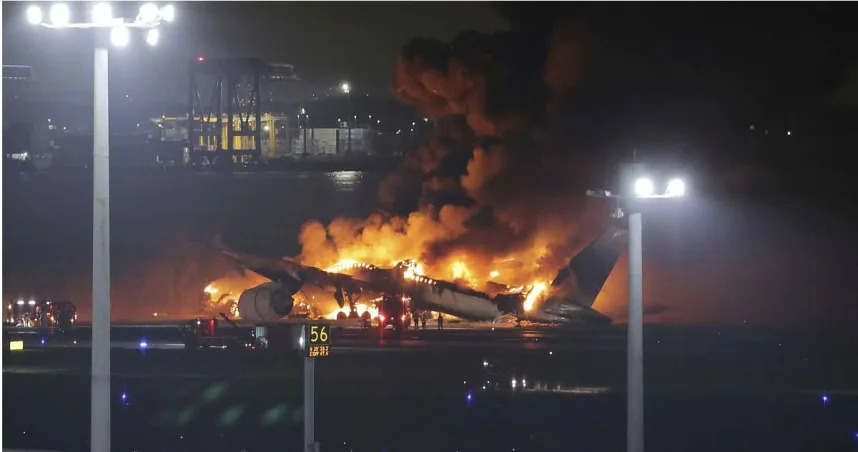 羽田機場2機擦撞起火，日航前機長批「太離譜」。（圖／達志／美聯社）